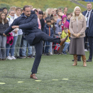Kronprins Haakon prøvde seg på dart-fotball på Idrettsplassen. Foto: Heiko Junge / NTB